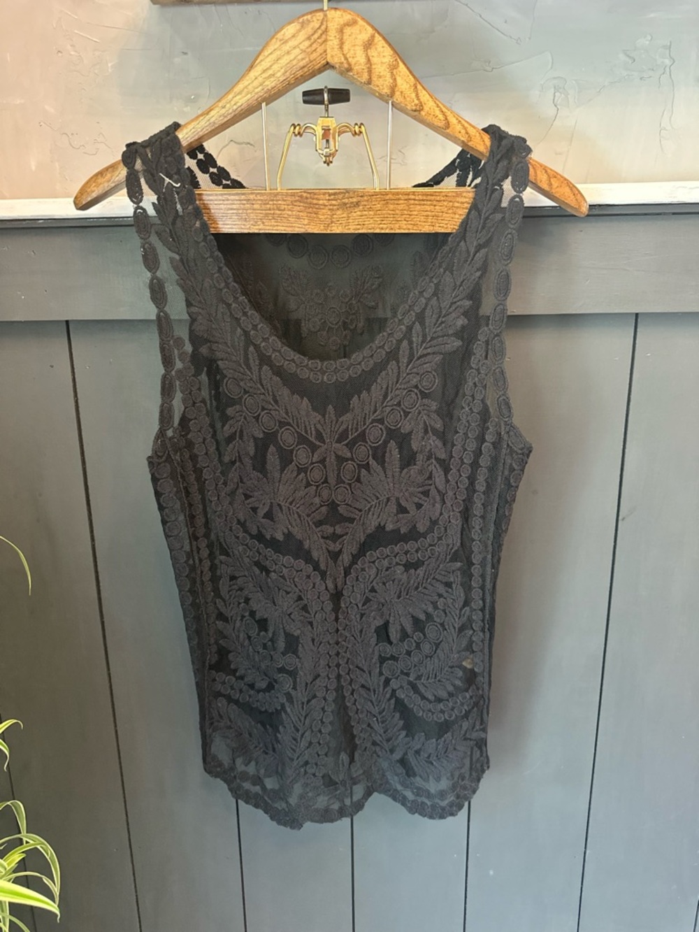 Capri Women's Black Embroidered‎ Lace Semi Sheer Sleeveless Top size M